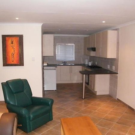 Airport Lodge Guest House Kempton Park Exterior photo
