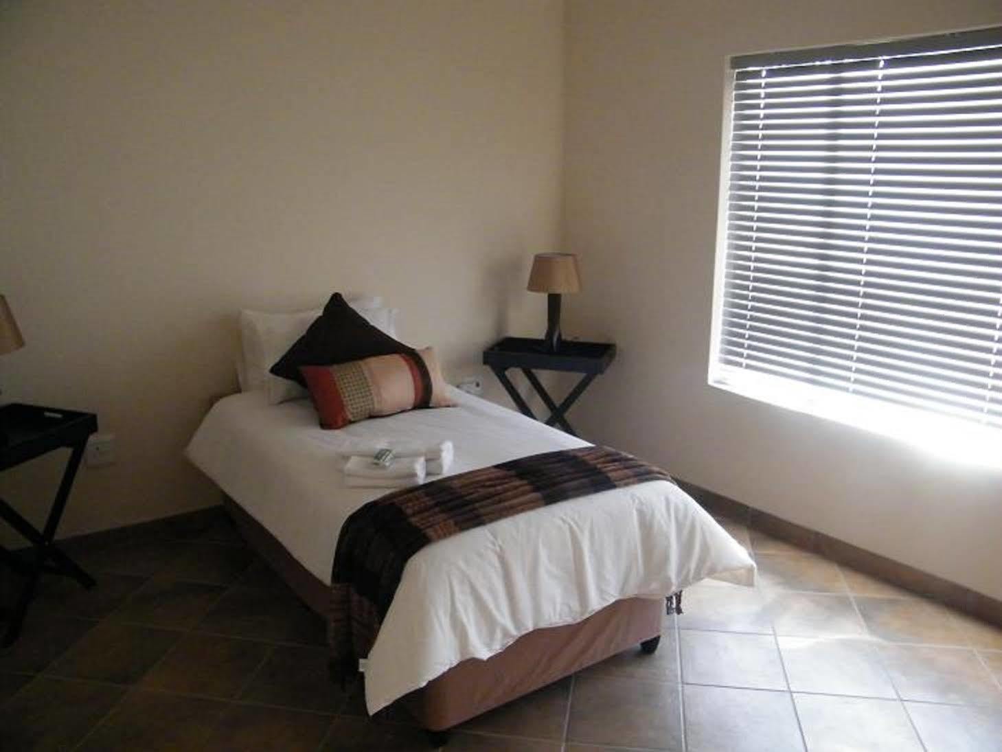 Airport Lodge Guest House Kempton Park Exterior photo