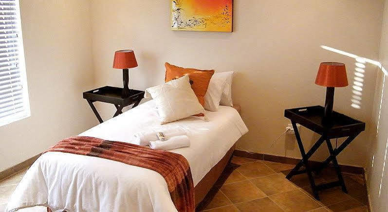 Airport Lodge Guest House Kempton Park Exterior photo